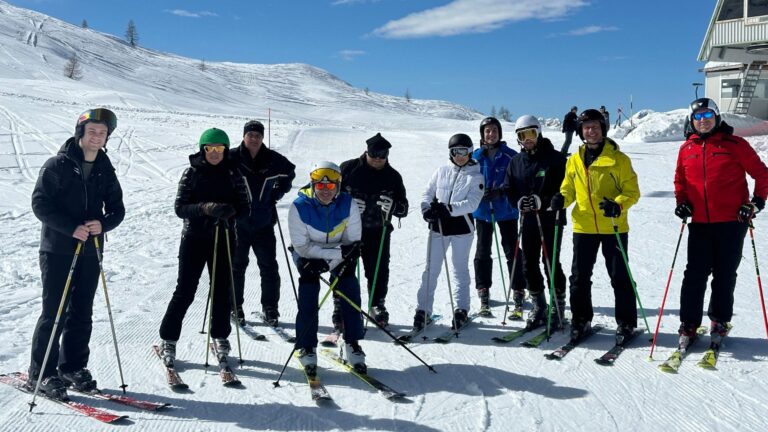 Foto di alcuni del team di Energy Solutions sugli scii in vacanza sulla neve.